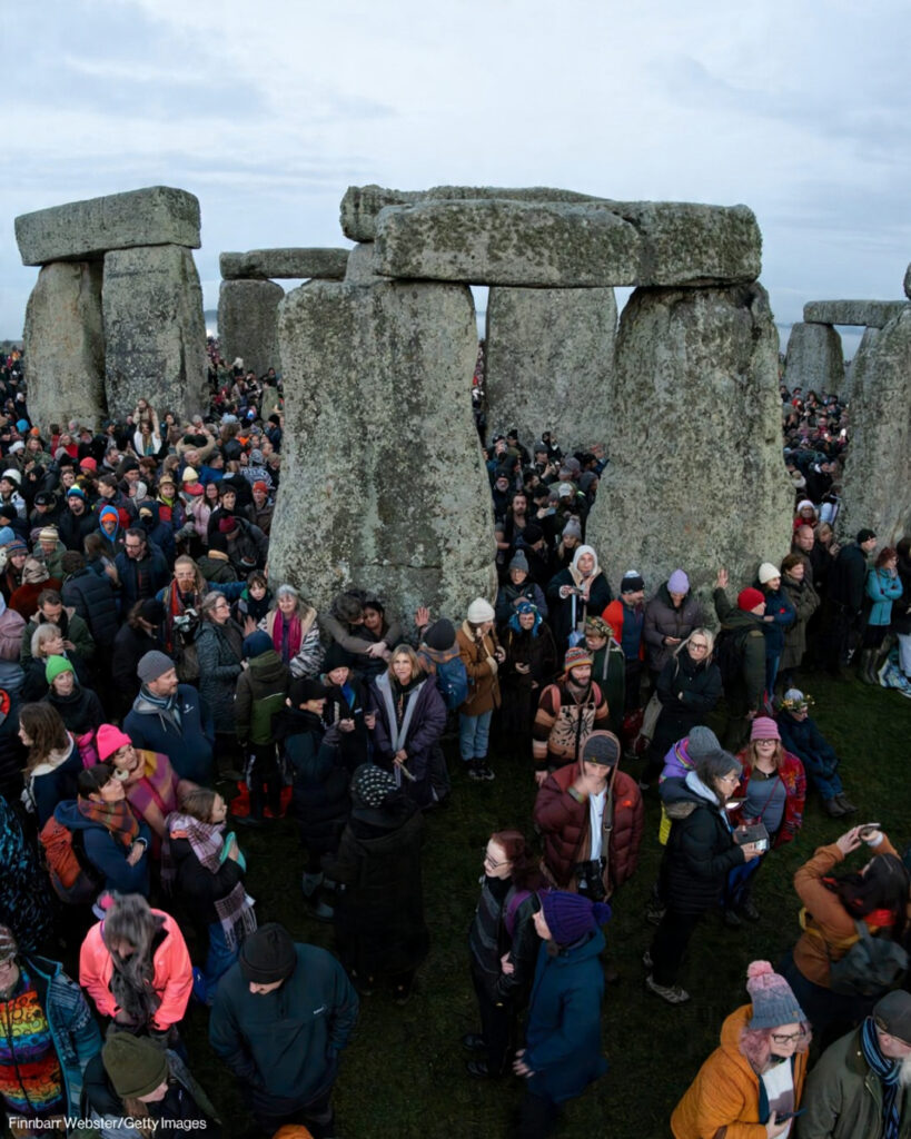 Thousands Gather at Stonehenge to Welcome the Winter Solstice, Marking Renewal at One of the World’s Oldest Monuments